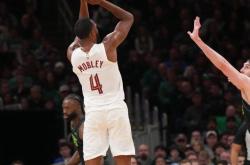 爱游戏-塔图姆连续十场比赛得分超过赛况扑朔迷离，DWG挑战极限！的简单介绍