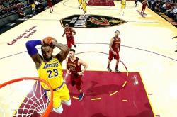 爱游戏-詹姆斯回归赛场，战术调整首场状态亮眼，阿森纳观众沸腾！的简单介绍